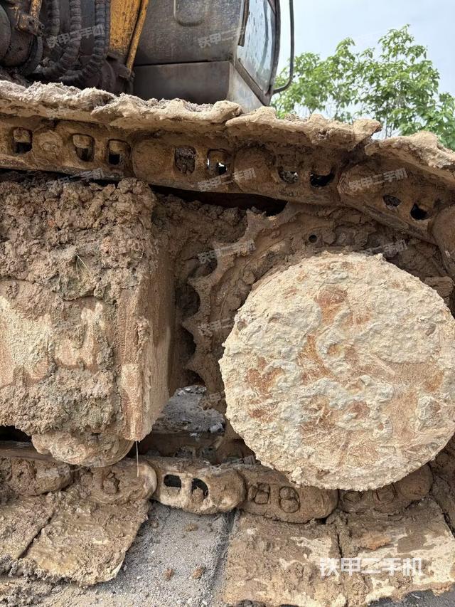 單側(cè)履帶整體(整機(jī)外觀) 單側(cè)履帶整體(整機(jī)外觀)