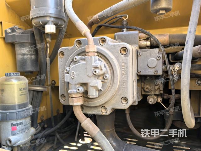 液壓泵艙室正面整體(整機(jī)外觀) 液壓泵艙室正面整體(整機(jī)外觀)