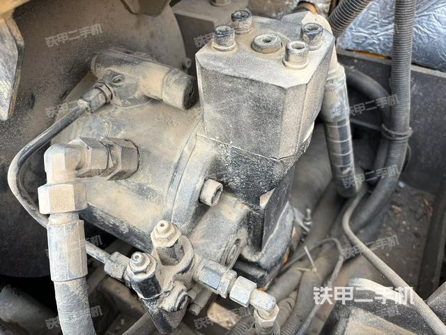 液壓泵艙室正面整體(整機(jī)外觀) 液壓泵艙室正面整體(整機(jī)外觀)