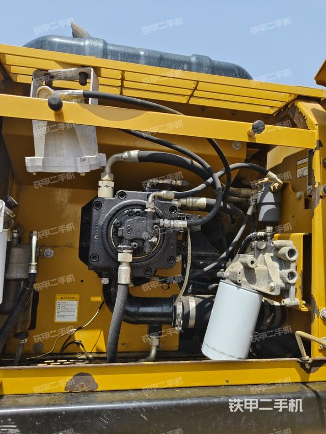 液壓泵艙室正面整體（整機外觀）