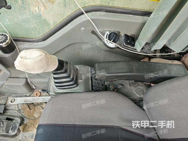 座椅右側(cè)控制臺/鑰匙門/油門/含右手柄(駕駛室部分) 座椅右側(cè)控制臺/鑰匙門/油門/含右手柄(駕駛室部分)