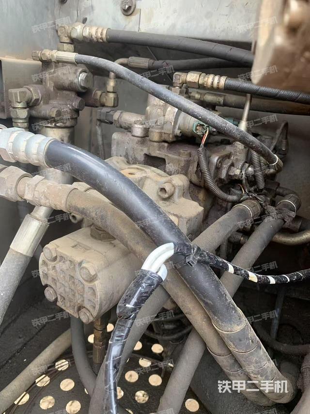 液壓泵艙室正面整體(整機外觀) 液壓泵艙室正面整體(整機外觀)