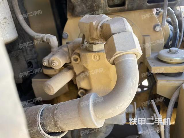 液壓泵艙室正面整體(整機外觀) 液壓泵艙室正面整體(整機外觀)