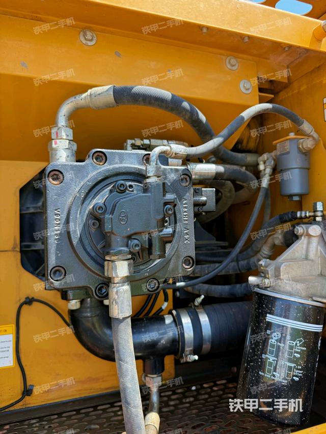 液壓泵艙室正面整體（整機(jī)外觀）