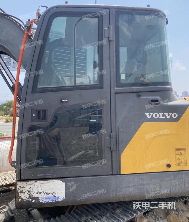 駕駛室整體(整機(jī)外觀) 駕駛室整體(整機(jī)外觀)