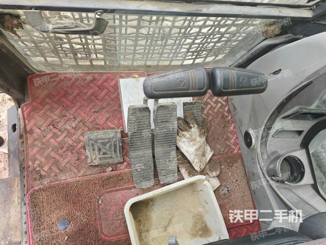 行走控制手柄和踏板?俯拍（駕駛室部分）