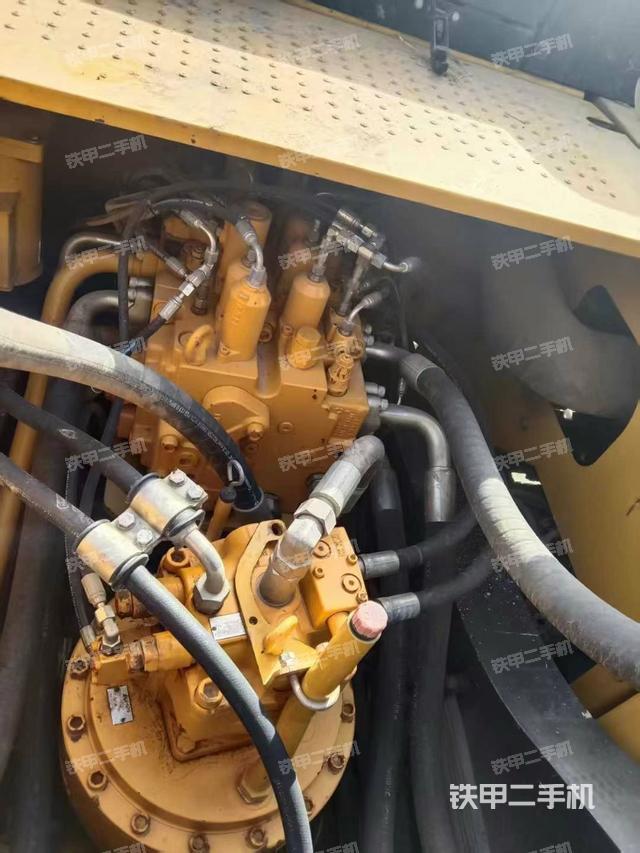 回转马达和主控阀（整机外观）