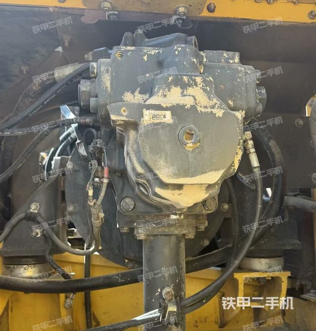 液壓泵艙室正面整體(整機(jī)外觀) 液壓泵艙室正面整體(整機(jī)外觀)