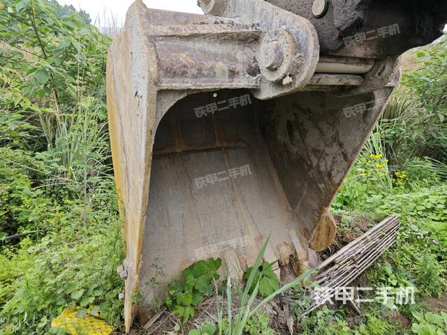 鏟斗右后整體(工作和回轉(zhuǎn)裝置) 鏟斗右后整體(工作和回轉(zhuǎn)裝置)