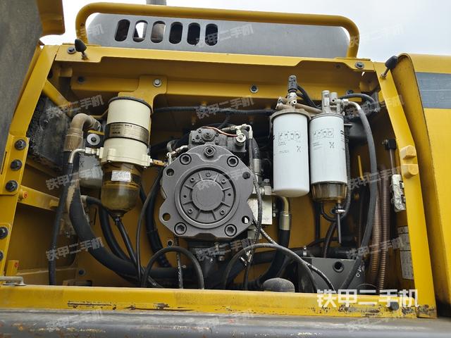 液壓泵艙室正面整體（整機外觀）