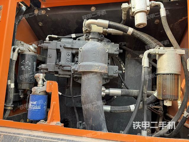 液压泵舱室正面整体（整机外观）