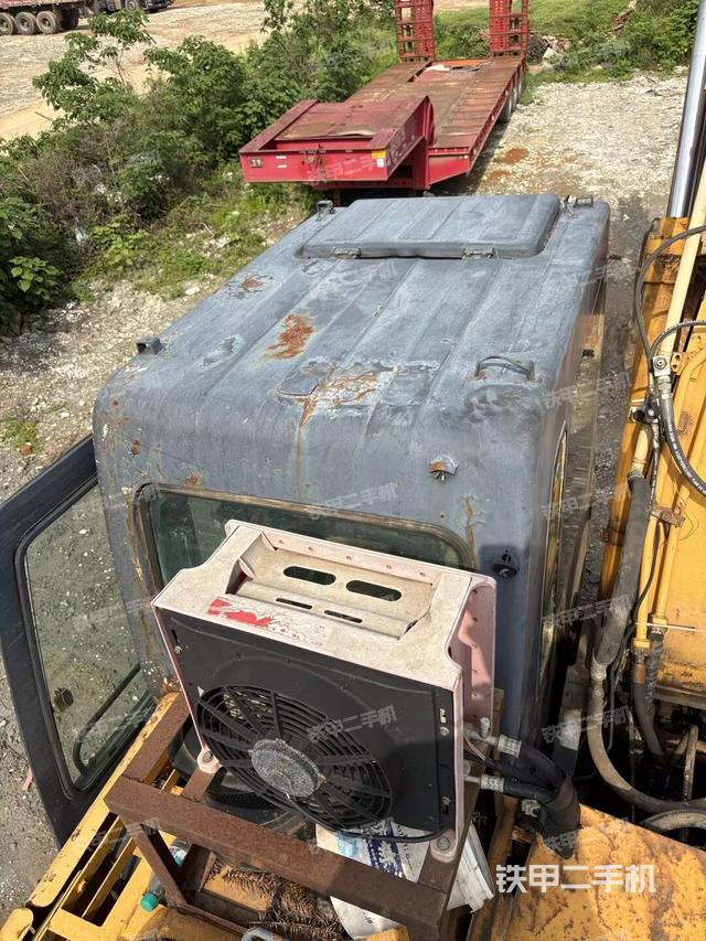 駕駛室頂部(整機(jī)外觀) 駕駛室頂部(整機(jī)外觀)