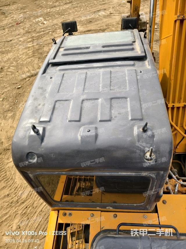 駕駛室頂部(整機(jī)外觀) 駕駛室頂部(整機(jī)外觀)