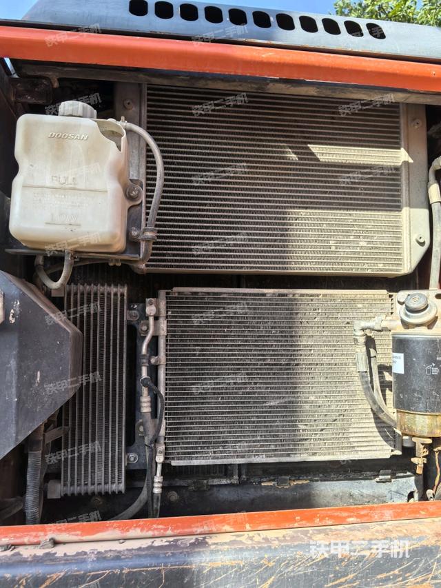 散熱器正面(大件艙室) 散熱器正面(大件艙室)