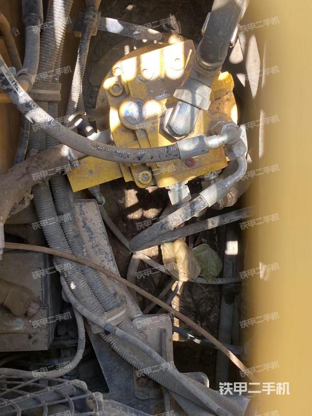 回轉(zhuǎn)馬達(dá)和主控閥（整機(jī)外觀）