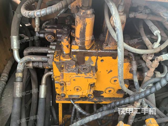 回轉(zhuǎn)馬達(dá)和主控閥（整機(jī)外觀）