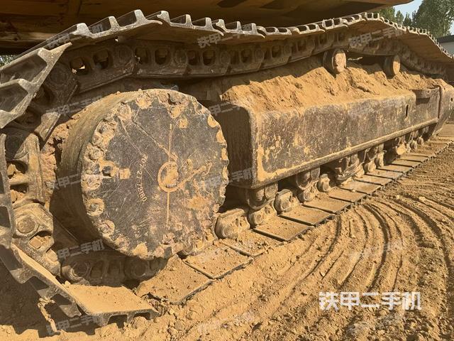 單側(cè)履帶整體(整機(jī)外觀) 單側(cè)履帶整體(整機(jī)外觀)