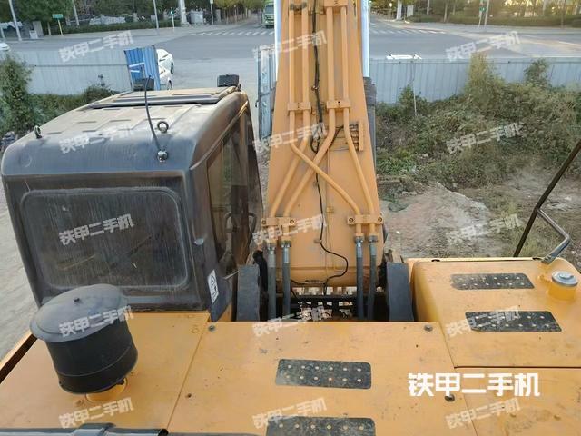 駕駛室頂部(整機(jī)外觀) 駕駛室頂部(整機(jī)外觀)