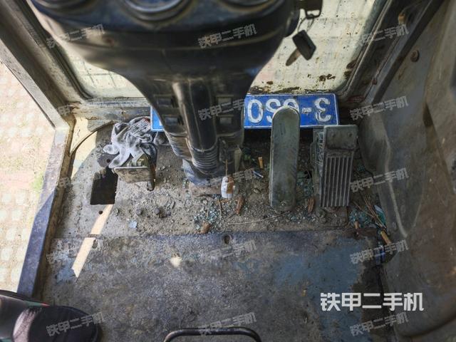 行走控制手柄和踏板?俯拍（駕駛室部分）