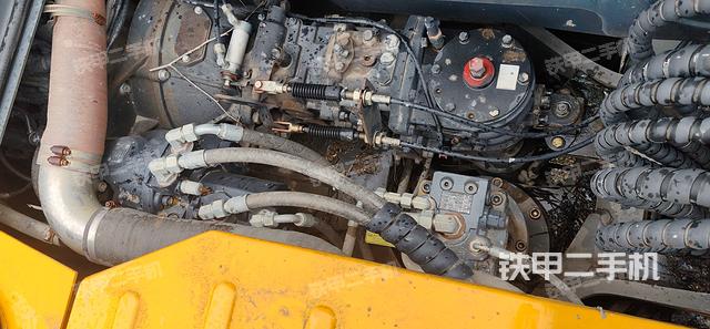 液壓泵艙室正面整體(整機外觀) 液壓泵艙室正面整體(整機外觀)