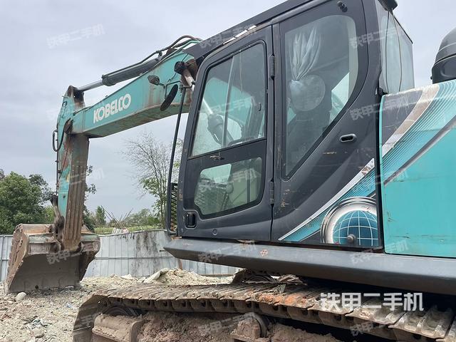 駕駛室整體(整機(jī)外觀) 駕駛室整體(整機(jī)外觀)