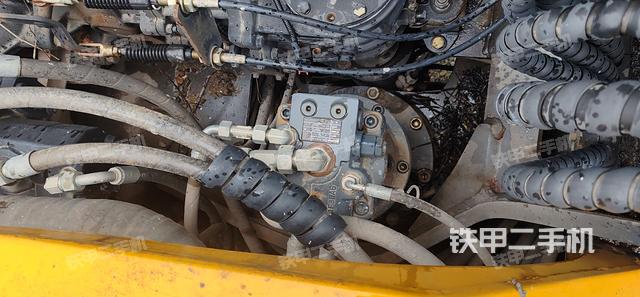 回轉馬達和主控閥(整機外觀) 回轉馬達和主控閥(整機外觀)