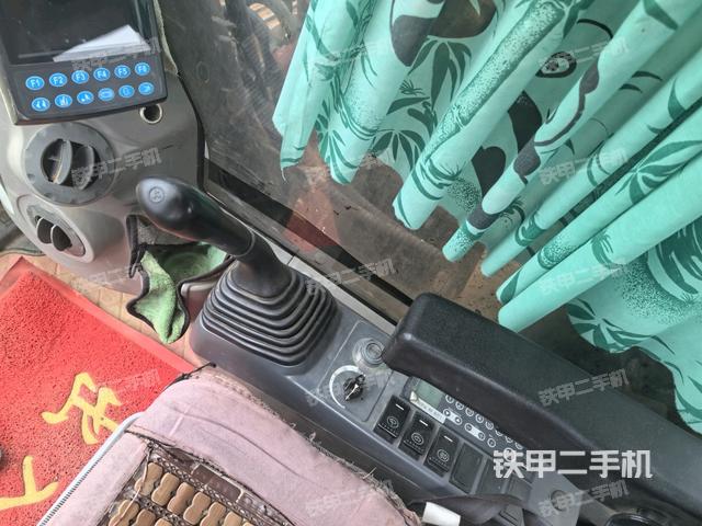 座椅右側(cè)控制臺(tái)/鑰匙門/油門/含右手柄(駕駛室部分) 座椅右側(cè)控制臺(tái)/鑰匙門/油門/含右手柄(駕駛室部分)