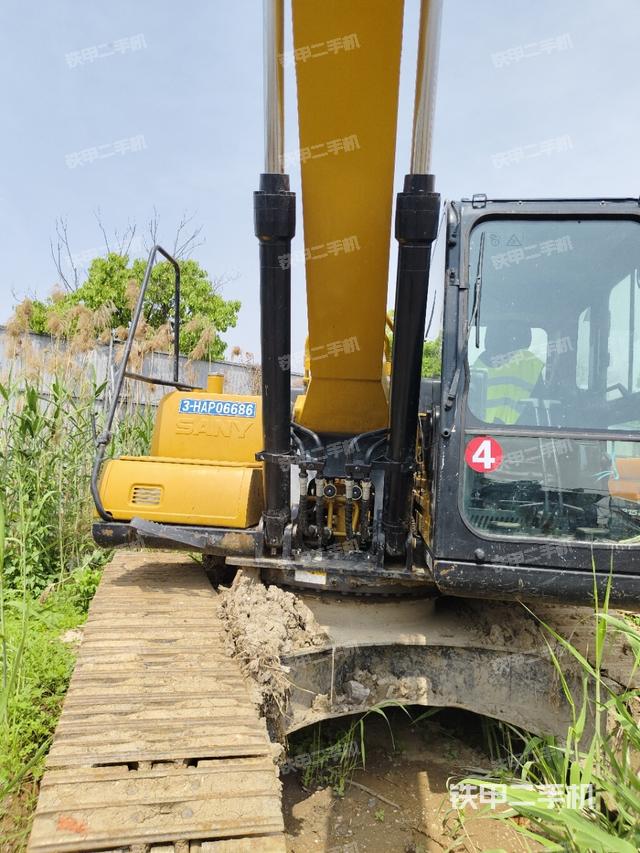 駕駛室頂部（整機外觀）