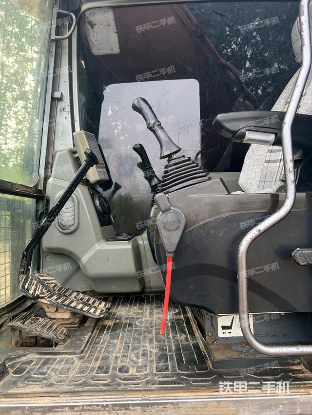 駕駛室整體(整機外觀) 駕駛室整體(整機外觀)