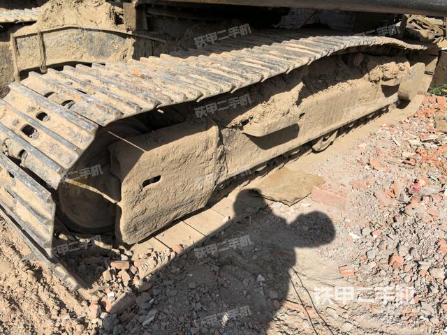 單側(cè)履帶整體(整機(jī)外觀) 單側(cè)履帶整體(整機(jī)外觀)