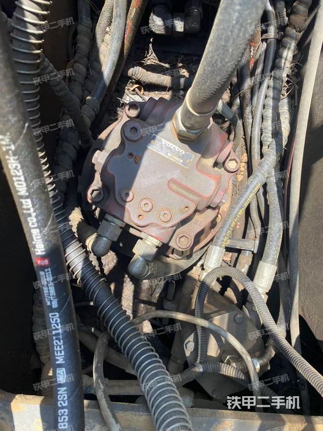 回轉(zhuǎn)馬達(dá)和主控閥(整機(jī)外觀) 回轉(zhuǎn)馬達(dá)和主控閥(整機(jī)外觀)