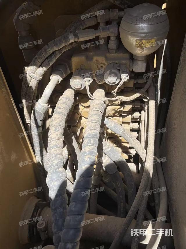 回轉(zhuǎn)馬達(dá)和主控閥(整機外觀) 回轉(zhuǎn)馬達(dá)和主控閥(整機外觀)