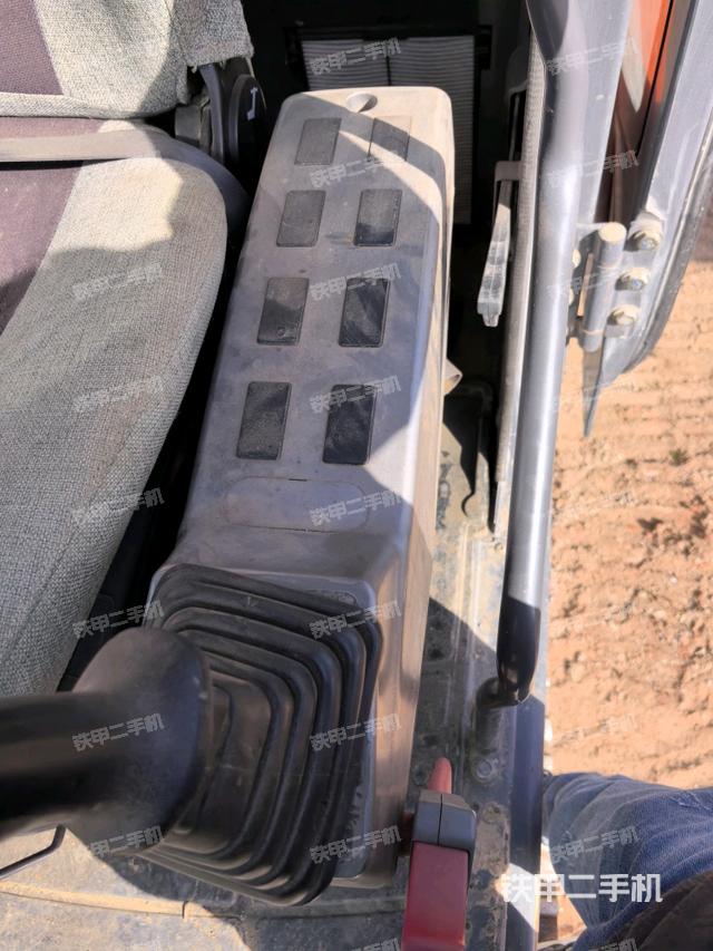 座椅左側控制臺/音響/含左手柄(駕駛室部分) 座椅左側控制臺/音響/含左手柄(駕駛室部分)