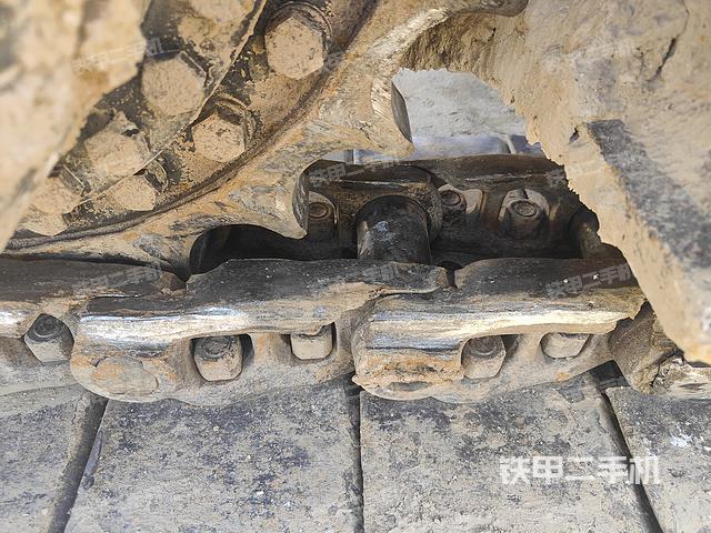 駕駛室頂部(整機(jī)外觀) 駕駛室頂部(整機(jī)外觀)