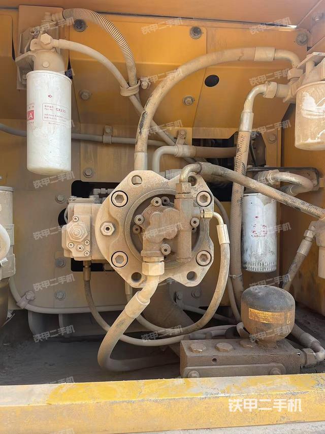 液壓泵艙室正面整體（整機外觀）