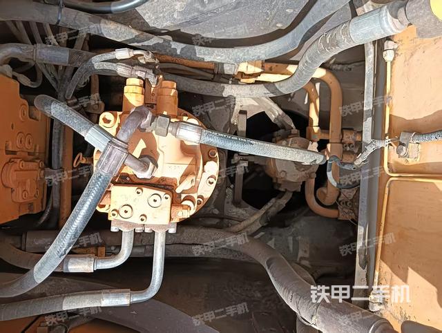 液壓泵艙室正面整體（整機(jī)外觀）