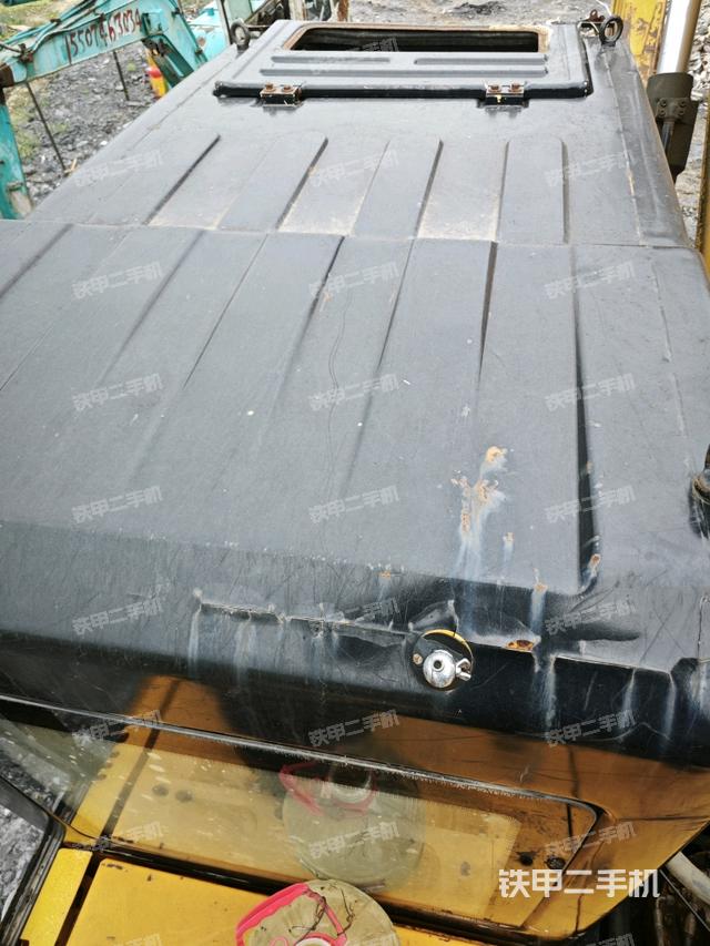 駕駛室頂部(整機(jī)外觀) 駕駛室頂部(整機(jī)外觀)