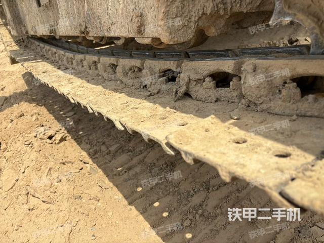 單側(cè)履帶整體(整機(jī)外觀) 單側(cè)履帶整體(整機(jī)外觀)