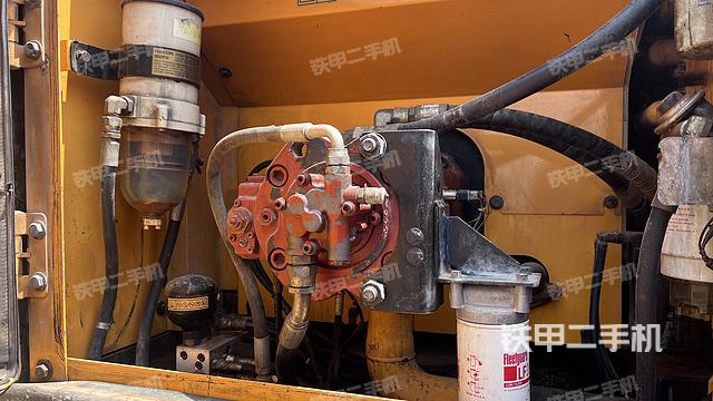 液压泵舱室正面整体（整机外观）