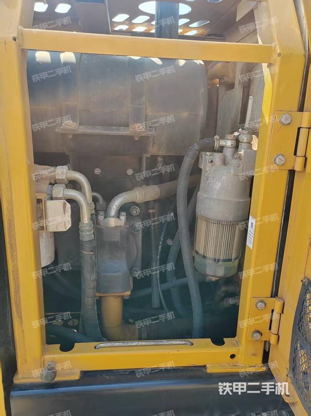 液壓泵艙室正面整體（整機(jī)外觀）