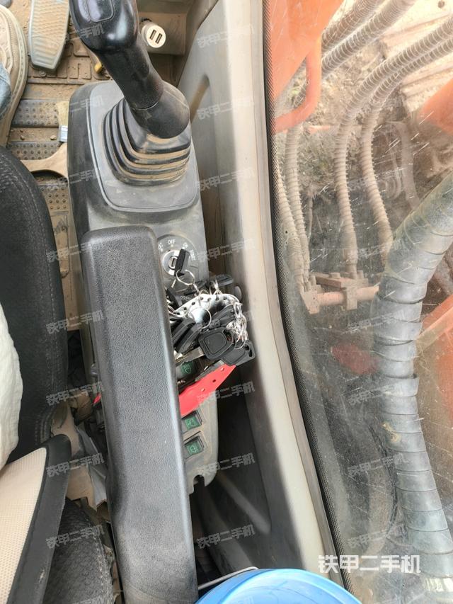 座椅左側(cè)控制臺/音響/含左手柄（駕駛室部分）