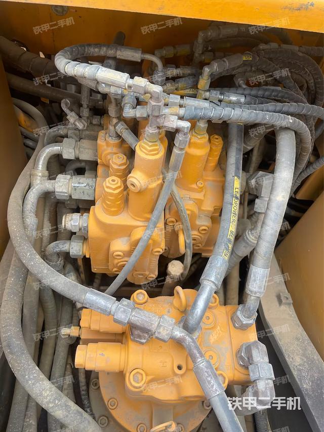 回轉(zhuǎn)馬達(dá)和主控閥(整機(jī)外觀) 回轉(zhuǎn)馬達(dá)和主控閥(整機(jī)外觀)