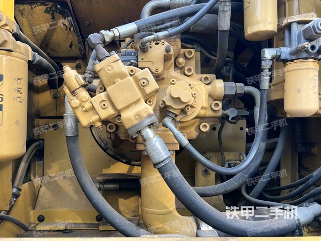 液壓泵艙室正面整體(整機(jī)外觀) 液壓泵艙室正面整體(整機(jī)外觀)