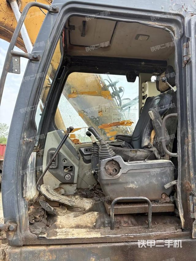 駕駛室整體(整機(jī)外觀) 駕駛室整體(整機(jī)外觀)