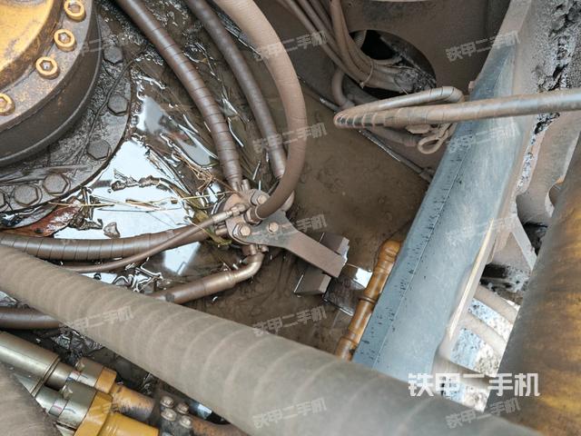 中央回轉(zhuǎn)接頭特寫(xiě)（上車(chē)部件）