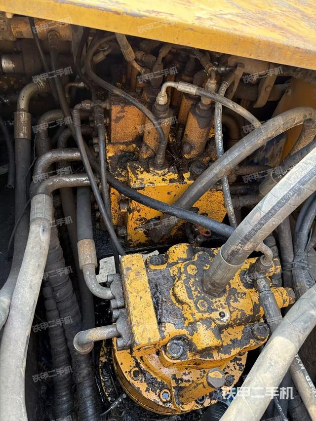 回轉(zhuǎn)馬達(dá)和主控閥(整機(jī)外觀) 回轉(zhuǎn)馬達(dá)和主控閥(整機(jī)外觀)