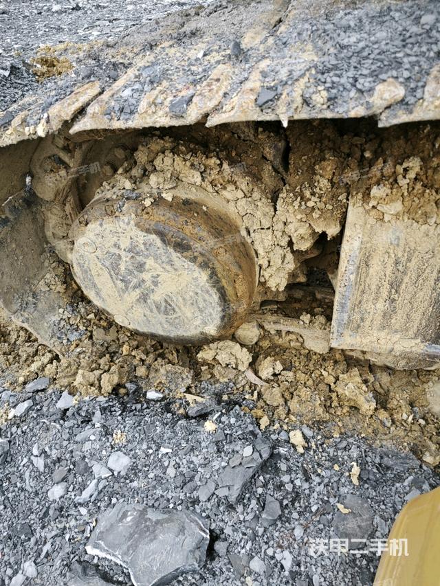 單側(cè)履帶整體(整機(jī)外觀) 單側(cè)履帶整體(整機(jī)外觀)