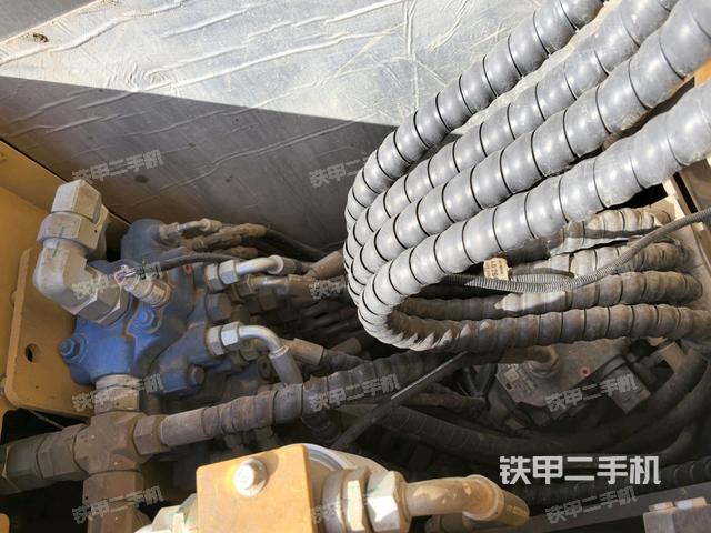 回轉(zhuǎn)馬達(dá)和主控閥（整機(jī)外觀）