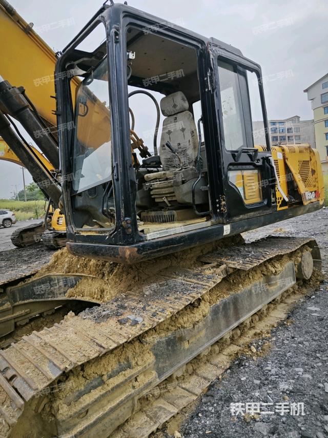 駕駛室整體(整機(jī)外觀) 駕駛室整體(整機(jī)外觀)