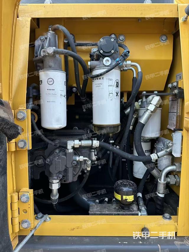 液壓泵艙室正面整體（整機外觀）